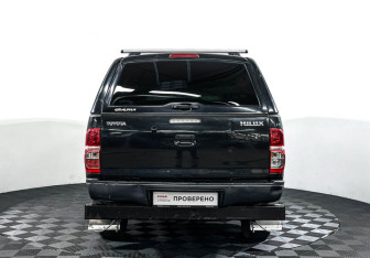 Подержанный автомобиль Toyota Hilux 2013 года (6 фото)