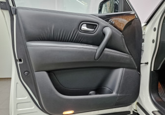 Подержанный автомобиль Infiniti QX80 2014 года (19 фото)