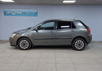 Подержанный автомобиль Toyota Corolla Hatchback 2004 года (8 фото)