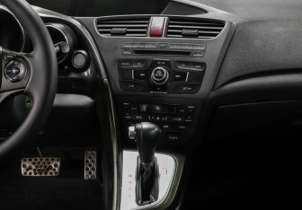 Подержанный автомобиль Honda Civic Hatchback 2012 года (13 фото)