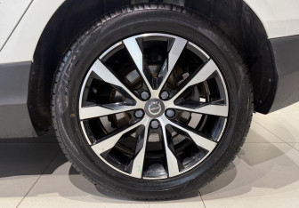 Подержанный автомобиль Volvo V40 Cross Country 2019 года (19 фото)
