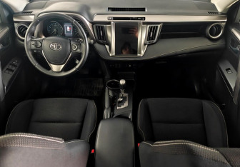Подержанный автомобиль Toyota RAV4 2016 года (9 фото)
