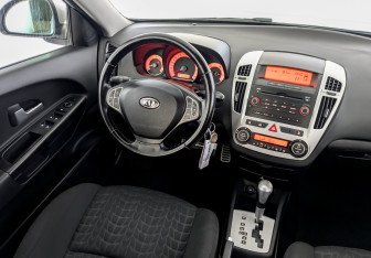 Подержанный автомобиль Kia Ceed Hatchback 2009 года (28 фото)
