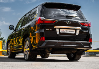 Подержанный автомобиль Lexus LX 2017 года (6 фото)