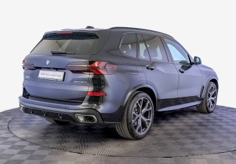 Подержанный автомобиль BMW X5 2025 года (5 фото)