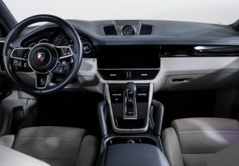 Подержанный автомобиль Porsche Cayenne 2019 года (12 фото)