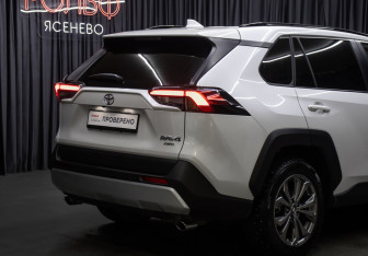Подержанный автомобиль Toyota RAV4 2024 года (28 фото)