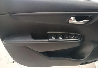 Подержанный автомобиль Kia Rio Sedan 2018 года (14 фото)
