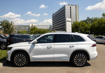 Подержанный автомобиль Geely Monjaro 2025 года (6 фото)