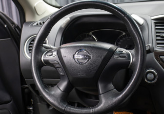 Подержанный автомобиль Nissan Pathfinder 2016 года (18 фото)