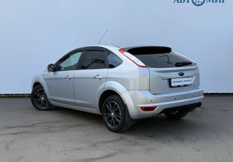 Подержанный автомобиль Ford Focus Hatchback 2010 года (7 фото)