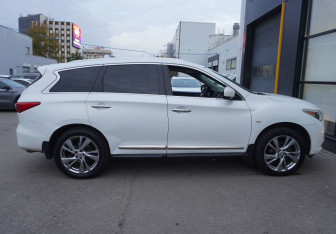 Подержанный автомобиль Infiniti JX 2013 года (4 фото)