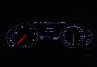 Подержанный автомобиль Audi A8 2014 года (13 фото)