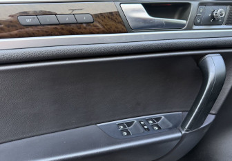 Подержанный автомобиль Volkswagen Touareg 2012 года (14 фото)