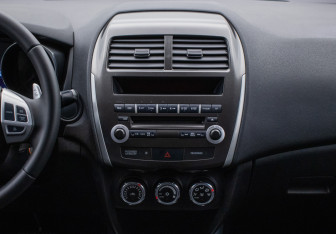 Подержанный автомобиль Mitsubishi ASX 2011 года (14 фото)