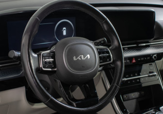 Подержанный автомобиль Kia Carnival 2022 года (16 фото)
