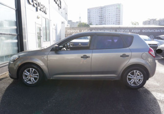 Подержанный автомобиль Kia Ceed Hatchback 2011 года (8 фото)