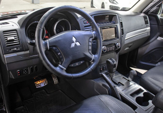 Подержанный автомобиль Mitsubishi Pajero 2014 года (14 фото)