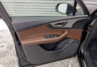 Подержанный автомобиль Audi Q7 2016 года (19 фото)