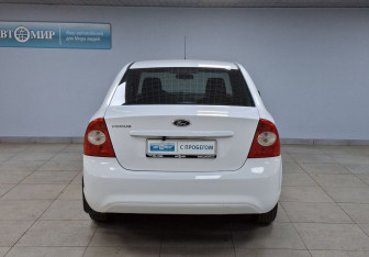 Подержанный автомобиль Ford Focus Sedan 2011 года (6 фото)