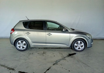 Подержанный автомобиль Kia Ceed Hatchback 2010 года (8 фото)