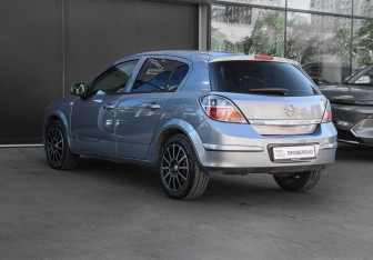 Подержанный автомобиль Opel Astra Hatchback 2011 года (6 фото)