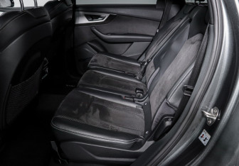 Подержанный автомобиль Audi Q7 2015 года (10 фото)