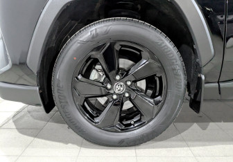 Подержанный автомобиль Toyota RAV4 2021 года (18 фото)