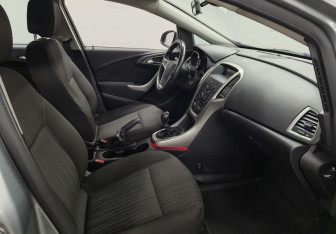 Подержанный автомобиль Opel Astra Hatchback 2011 года (9 фото)