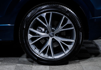 Подержанный автомобиль Audi Q8 2019 года (15 фото)