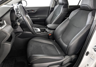 Подержанный автомобиль Toyota RAV4 2021 года (20 фото)