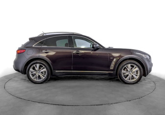 Подержанный автомобиль Infiniti QX70 2016 года (4 фото)