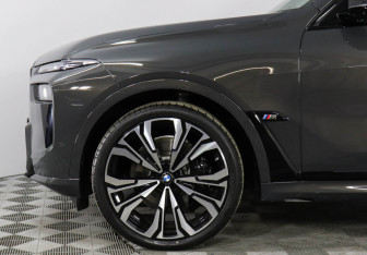Новый BMW X7 2025 (8 фото)