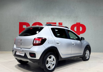 Подержанный автомобиль Renault Sandero 2018 года (4 фото)