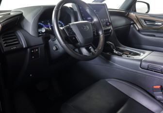 Подержанный автомобиль Toyota Alphard 2023 года (21 фото)