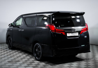 Подержанный автомобиль Toyota Alphard 2017 года (7 фото)