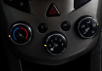 Подержанный автомобиль Chevrolet Aveo Hatchback 2013 года (14 фото)