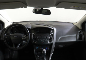 Подержанный автомобиль Ford Focus Hatchback 2017 года (9 фото)