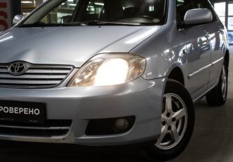 Подержанный автомобиль Toyota Corolla Sedan 2006 года (19 фото)