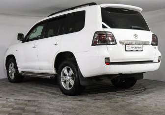 Подержанный автомобиль Toyota Land Cruiser Suv 2010 года (7 фото)