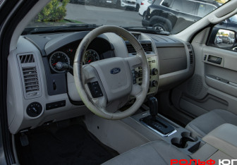 Подержанный автомобиль Ford Escape 2010 года (12 фото)