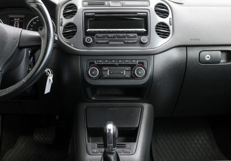 Подержанный автомобиль Volkswagen Tiguan 2015 года (14 фото)