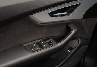 Подержанный автомобиль Audi Q8 2022 года (12 фото)