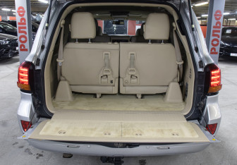 Подержанный автомобиль Lexus LX 2009 года (11 фото)