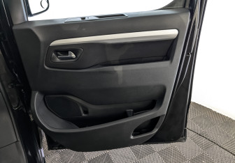 Подержанный автомобиль Peugeot Traveller 2018 года (25 фото)