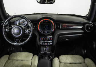 Подержанный автомобиль MINI Hatch 2020 года (16 фото)