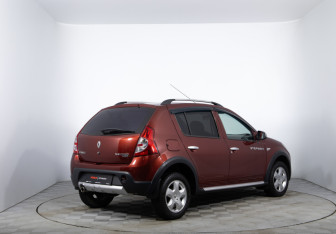 Подержанный автомобиль Renault Sandero 2014 года (5 фото)