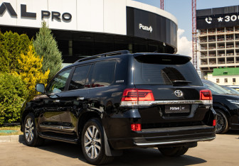 Подержанный автомобиль Toyota Land Cruiser Suv 2018 года (5 фото)
