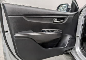 Подержанный автомобиль Kia Rio Hatchback 2021 года (19 фото)