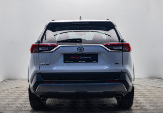 Подержанный автомобиль Toyota RAV4 2020 года (4 фото)